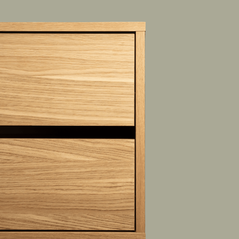 Nahaufnahme der Holzfront der Kommode des Frame Walk-In 3 Reihen Kleiderstangensystem - (1 Kleiderstange + 1 Kommode / 2 Kleiderstangen / 1 Kleiderstange + 1 Kommode)