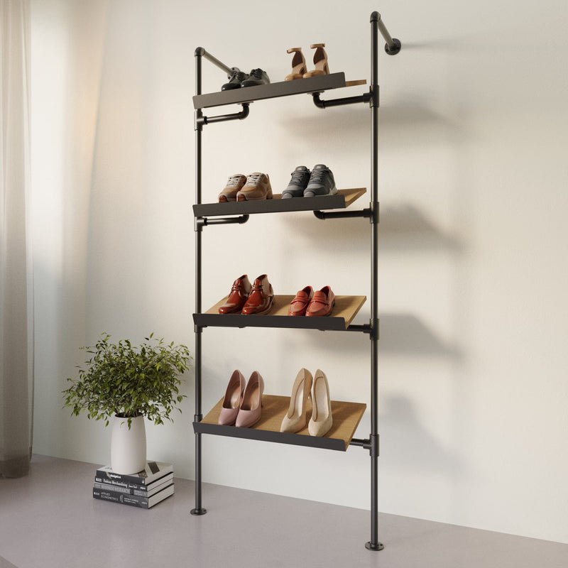 Schwarzes Metallregal mit vier Holzablagen, darauf verschiedene Herrenschuhe, heller Raum mit Pflanze neben Regal