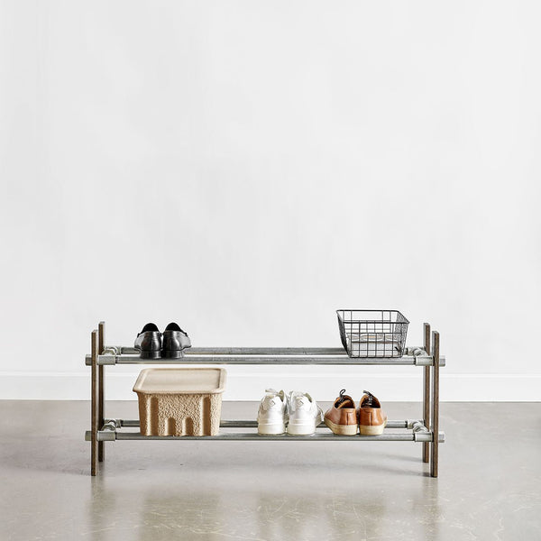 Étagère à chaussures Rackbuddy en chêne fumé à 2 étages - Meuble à chaussures minimaliste disponible en 2 largeurs différentes
