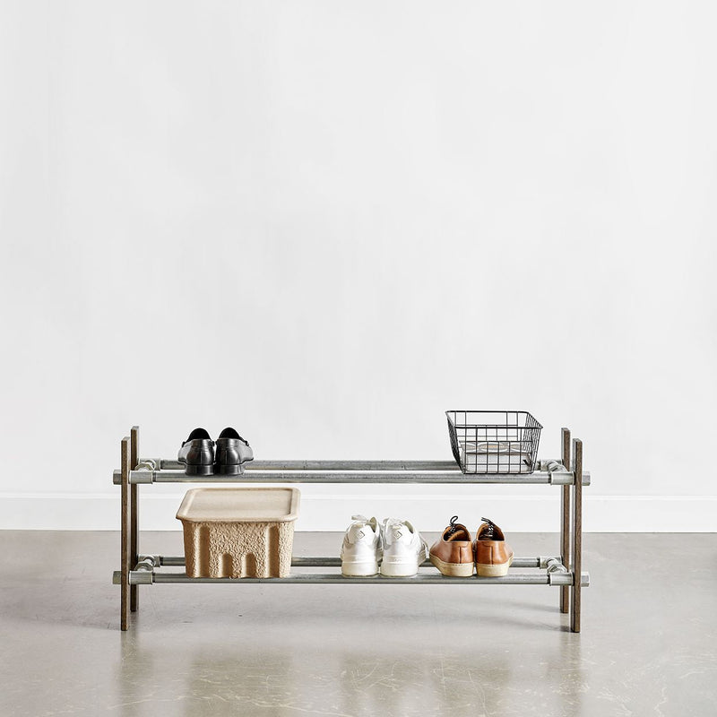 Étagère à chaussures Rackbuddy en chêne fumé à 2 étages - Meuble à chaussures minimaliste disponible en 2 largeurs différentes