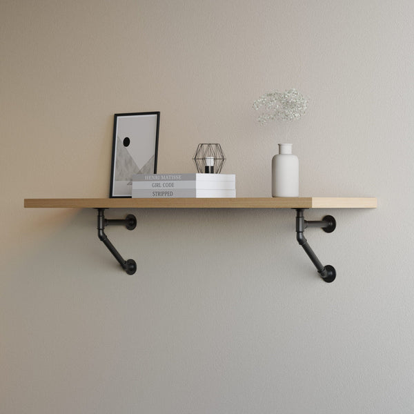 Holzregal mit schwarzem Metallgestell an heller Wand, dekoriert mit Buch, Rahmen, Dekoobjekt und weißer Vase mit Blütenzweig