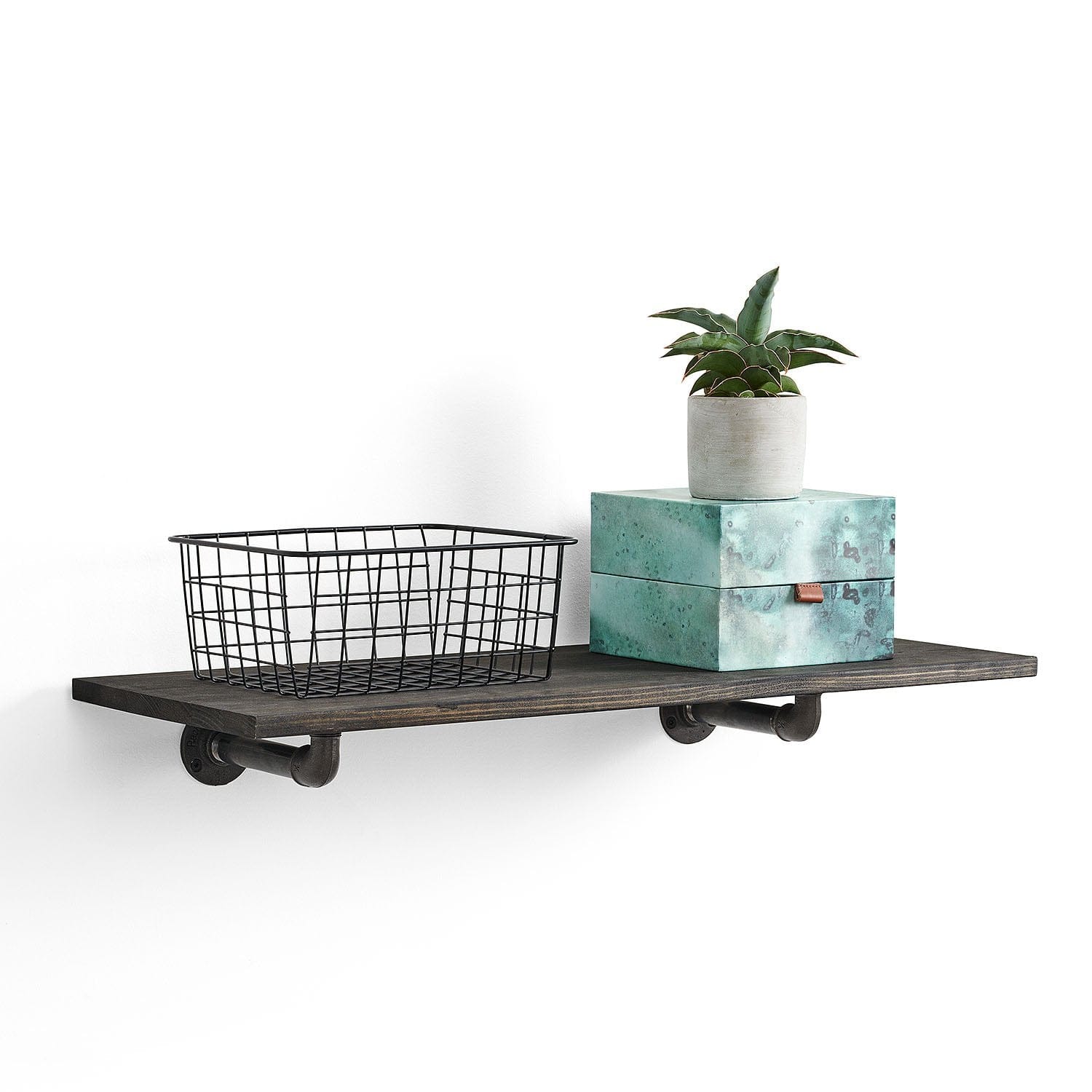 Schwarzes Wandregal aus Holz mit Metallrohrhalterung, schwarzem Drahtkorb und grüner Pflanze auf türkisfarbenen Boxen vor weißer Wand